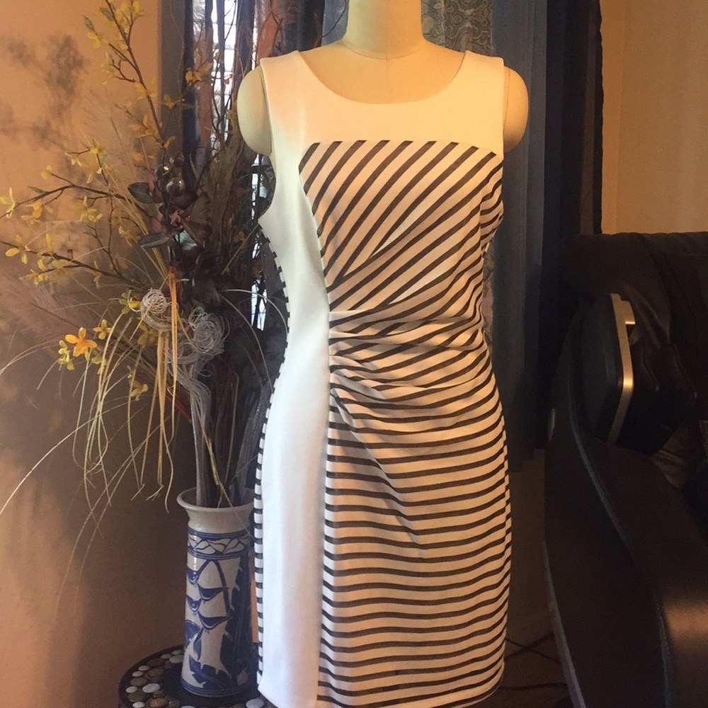 Guess black & white gathering at front size 8/10